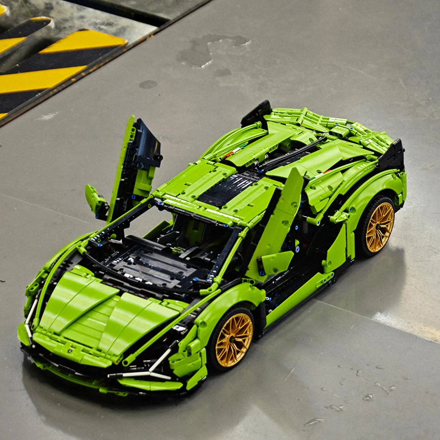 LEGO® Technic Lamborghini Sián FKP 37 - Image 12