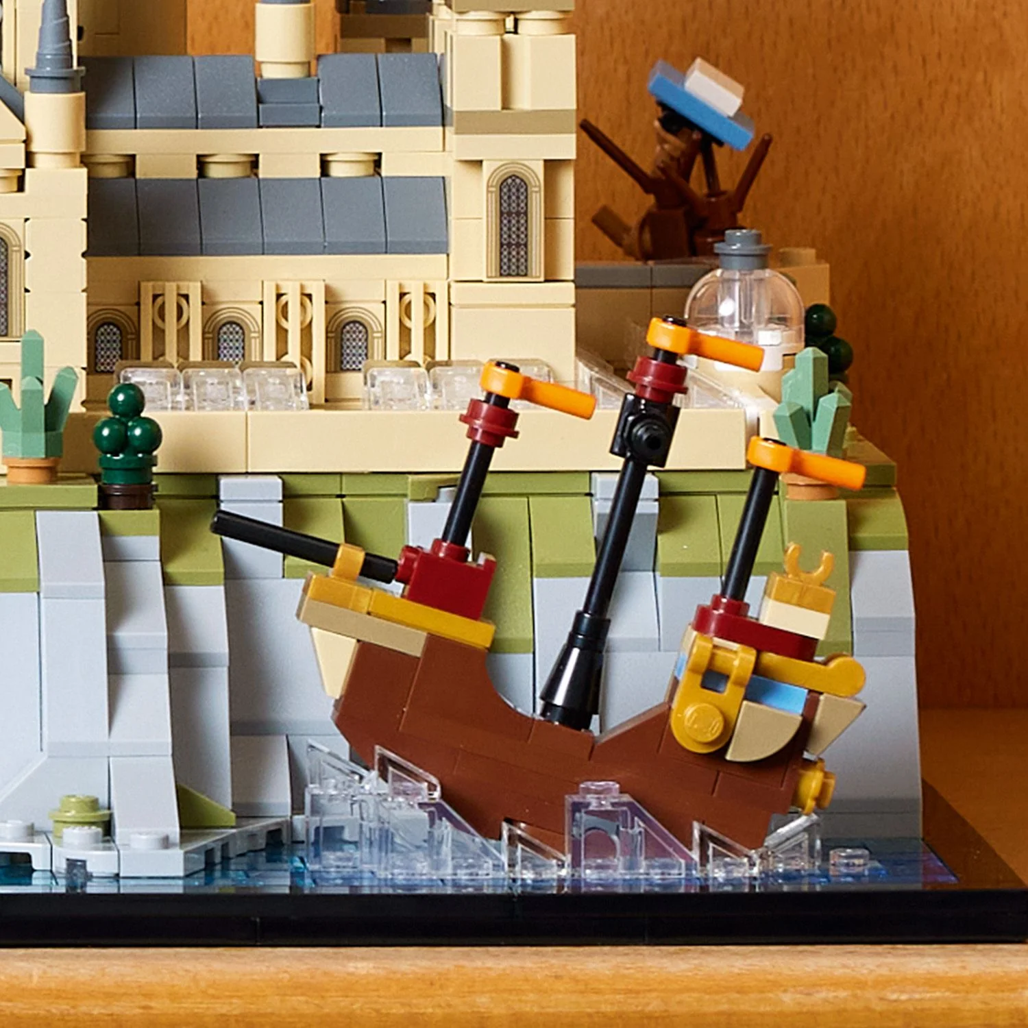 LEGO® Harry Potter™ Hogwarts™ Castle & Grounds - Image 11