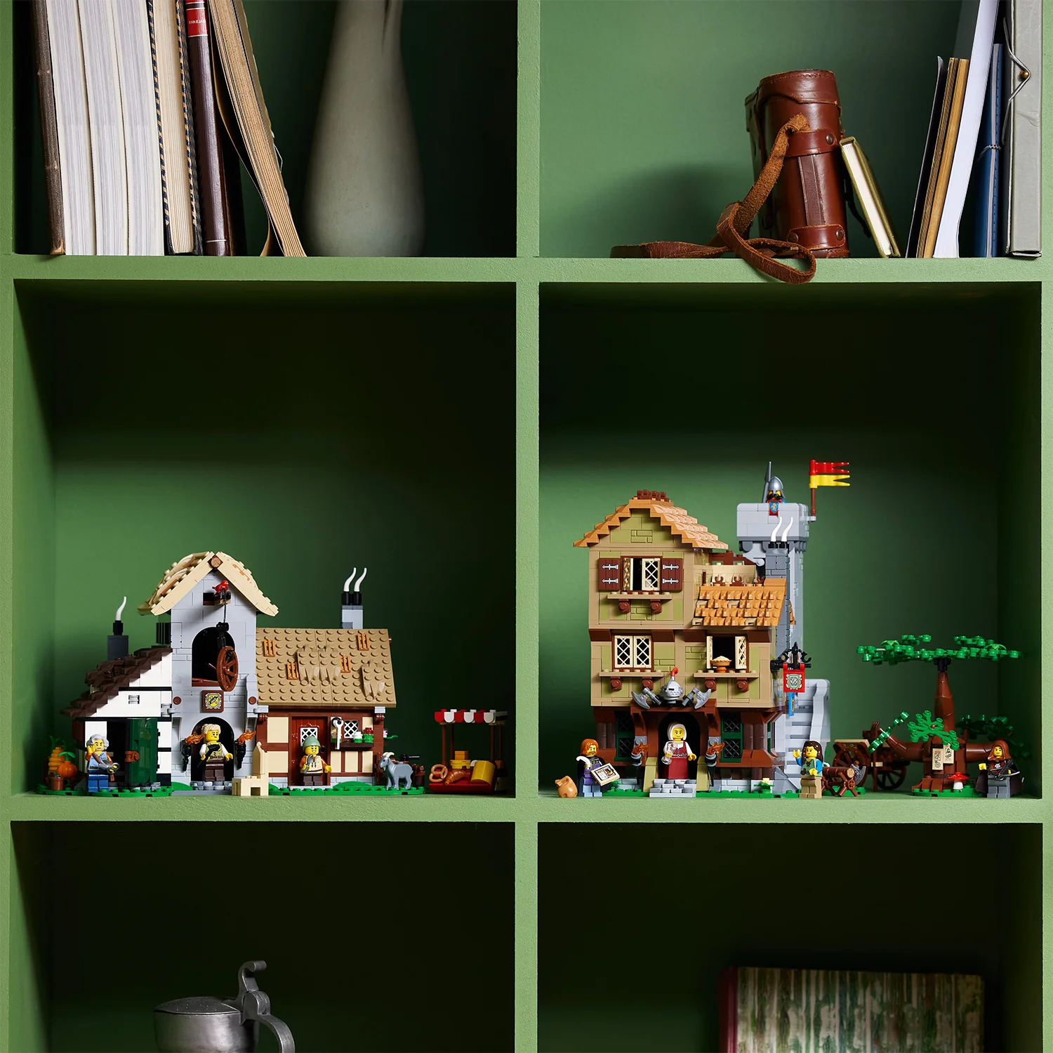 LEGO® Icons Medieval Town Square - Image 5