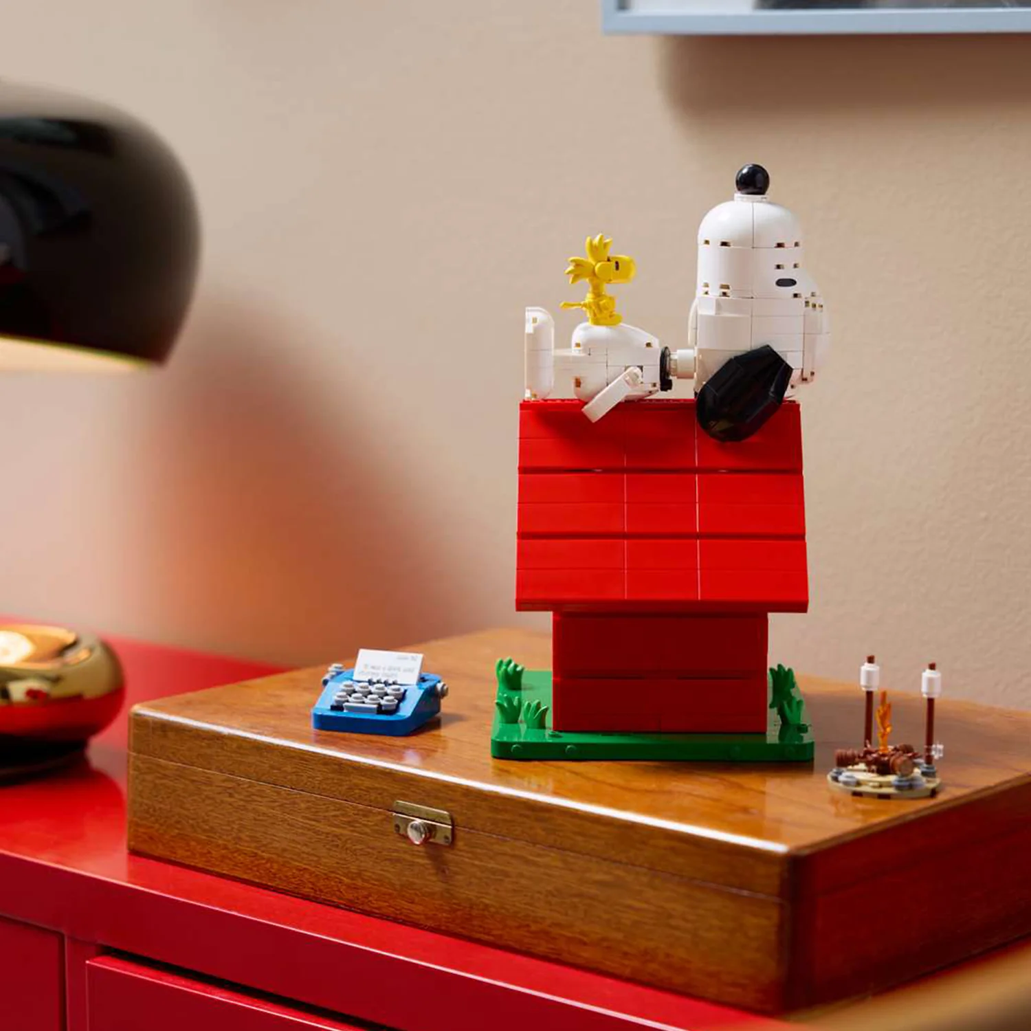LEGO® Ideas Peanuts: Snoopy’s Doghouse - Image 5